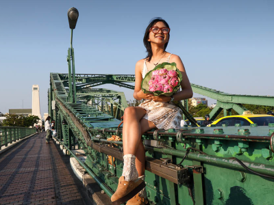 泰国年轻人玩疯了！“拿着莲花拍照”走红，搜索量霸榜