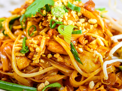 好莱坞大道封闭办泼水节，1338份泰式炒粉创世界纪录