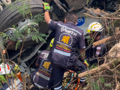 中转中国市场途中出事！40吨榴莲货车追尾皮卡，司机被困