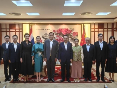 泰国总理阿努廷夫妇访问中国驻泰大使馆
