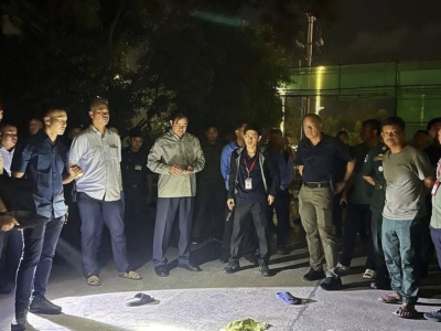 翻墙、跳水、躲屋顶！西港电诈园区突袭现场秩序失控
