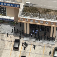 🇰🇭西港日月星国际娱乐城大楼下全是宪兵，不知道有什么行动，在附近的注意了。