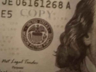 芭堤雅街头外籍游客向儿童分发假美元，钞票印“COPY”