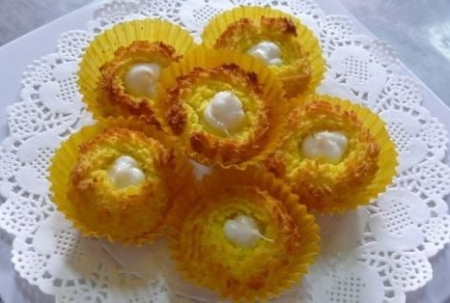 泰国特色点心：炸椰子丸和枣椰丸