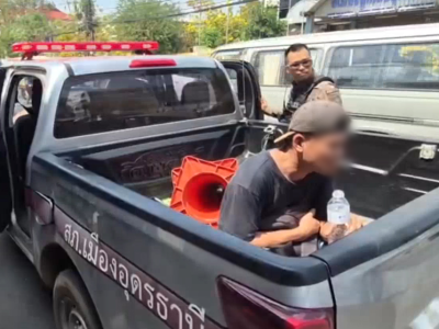 高温借口？泰国裸男街头猥亵被捕