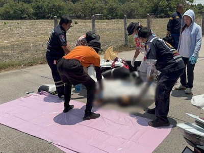 中国男子在芭堤雅骑摩托看手机，摔车被卡车当场碾死