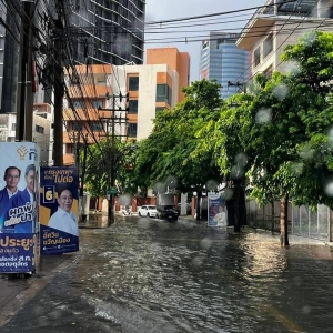 曼谷10小时暴雨后部分区域涨水超1米