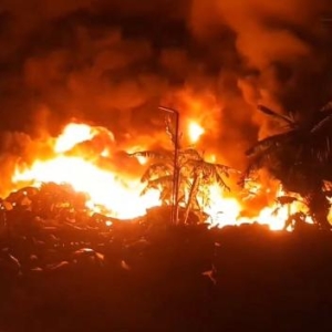 泰国旧货行仓库火海来袭！多辆汽车摩托车爆炸！