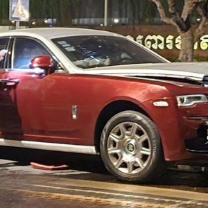 柬埔寨金边惊现中国豪车超速撞护栏 劳斯莱斯车毁人幸