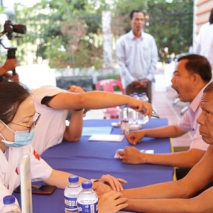 中医团队在柬埔寨巴提县为村民提供健康咨询