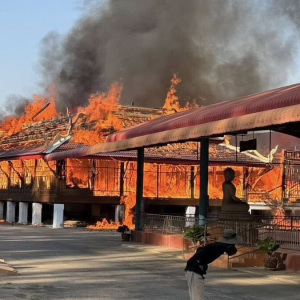 泰国罗勇府瓦塔科寺突发大火,寺内建筑被烧毁