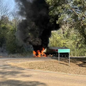 纳卡隆油罐车起火,道路临时封闭