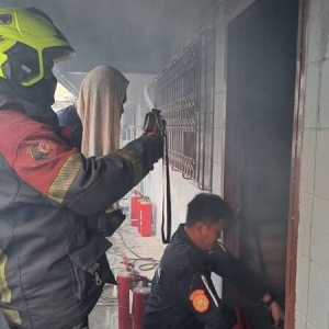 曼谷老住宅楼突发浓烟，疑似为宗教仪式