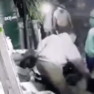 线上口角线下动手,泰国男子被围殴