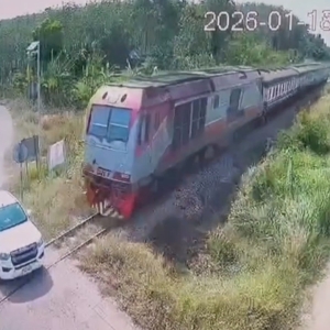 宋卡铁路口惨剧,列车撞上皮卡