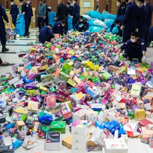 金边“神秘屋”被查,超30万电子烟设备缴获