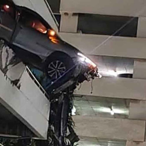 惊险！拉玛四路停车楼,轿车冲出7层停车楼