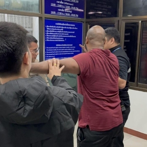 夜半闹事！美国游客醉酒破坏警车，警方出手