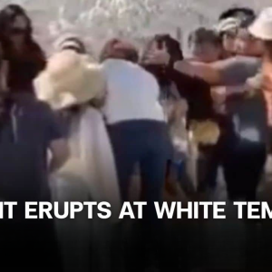 白庙拍照纠纷，多国游客当众动手