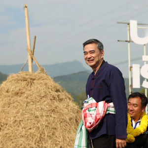 阿披实演讲：收1000泰铢等于卖掉未来4年!