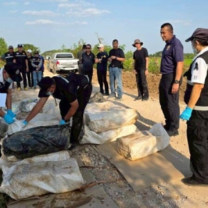 十轮大货车运毒翻河，查获470万粒毒品