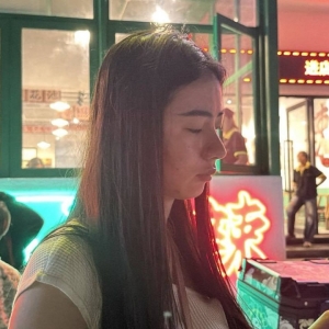 深夜公寓冲突!中国女子报警求助