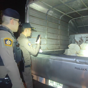 惊险追逃！皮卡弃毒15袋冰毒 警方封锁全程紧追