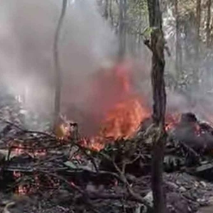 泰国北部突发空难! 军用AT-6飞机坠毁燃烧