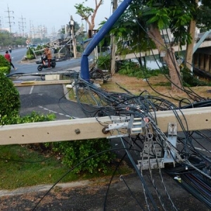 邦普工业园入口大面积停电！70余根电线杆被货车勾倒
