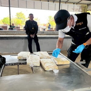 沙缴警方抓获四毒贩,缴获2.8万冰毒片!