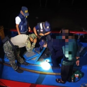 沙敦府严打海上走私,一艘渔船藏匿未税柴油被查!