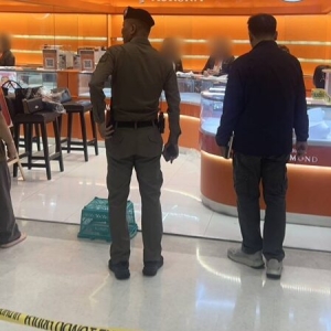 枪支+泼油威胁! 曼谷金店深夜遇劫