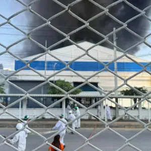 苏拉纳里工业区火灾 有毒浓烟覆盖城镇！