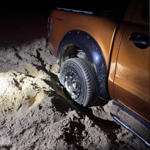 攀牙海滩再现“沙吞车”！游客违规驾车扰乱治安