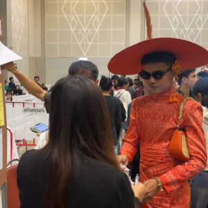 投票站“橙色风暴”！泰国选民橙色造型成全场焦点