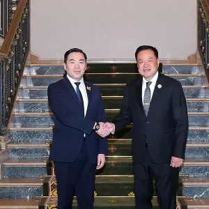 蒙古赞泰国打击电诈,赠“双马”雕塑象征友谊!