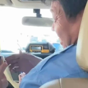 堵车不堵心! 泰国司机买炸香蕉感动澳洲夫妻