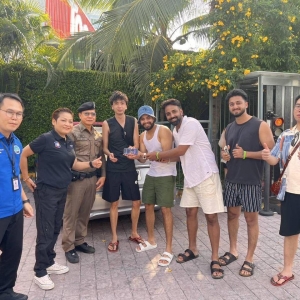 芭堤雅暖心一幕，印度游客拾金不昧归还中国游客iPhone 16