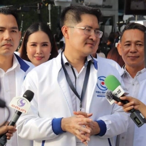 泰国政坛罕见一幕，总理候选人线下约架？