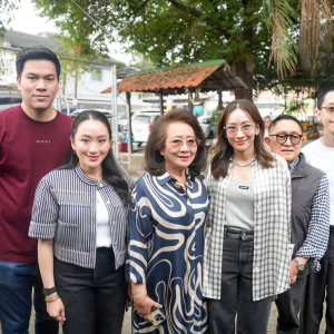 投票日见证，前总理佩通坦与家人按序号完成投票