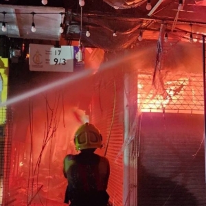 曼谷乍都市场突发大火！28家店铺遭殃