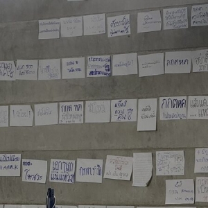 春武里选举透明度受质疑, 民众通宵守候票箱施压!