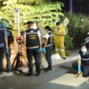 桥下闲聊仇家突袭连刺数刀,40岁男子当场身亡