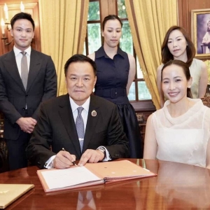 泰国总理阿努廷与妻子正式登记结婚！幸福亮相