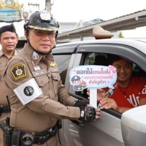 情人节暖心执法：交警送玫瑰提醒守法！