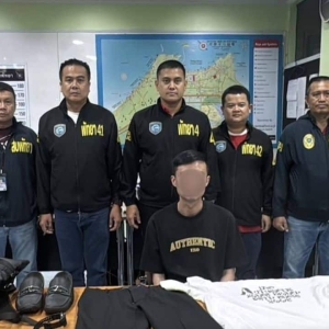 母亲遗产被骗光！中国骗嫌犯被抓