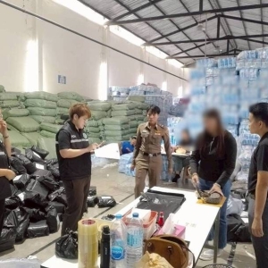 突袭走私中国卫生巾仓库，查获2000万假货！