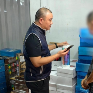 曼谷警方突袭查获百万笑气！中国幕后主使落网