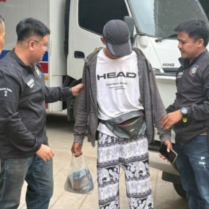 泰国商贩对中国游客竖中指，被警方以辱华逮捕！