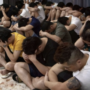 斯里兰卡突击抓16名中国诈骗犯，查获大量电子设备